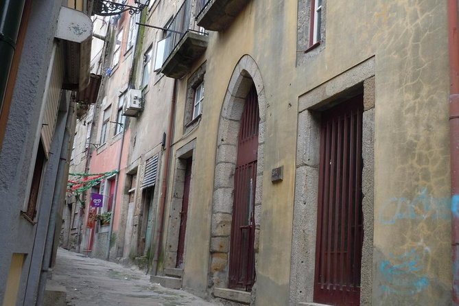 3-Hour Porto Jewish Heritage Walking Tour with Local Guide - Starting at Porto Cathedral: the route’s smartest beginning