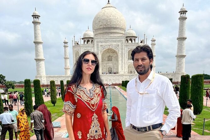 5-Day Golden Triangle Tour with Cultural Heritage-Taj & More - Day 1 in Delhi: Gurudwara peace, Khari Baoli spices, and Mughal-era gravitas