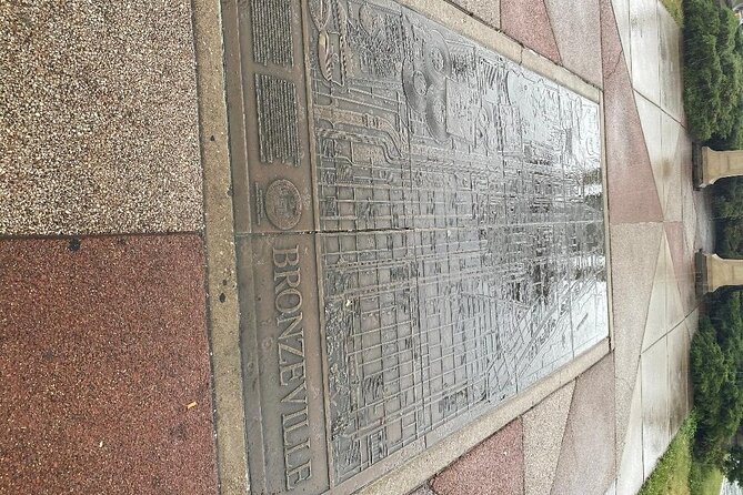 African American Heritage Tour of Chicago - Getting oriented: start at Chicago Theatre and what the loop feels like