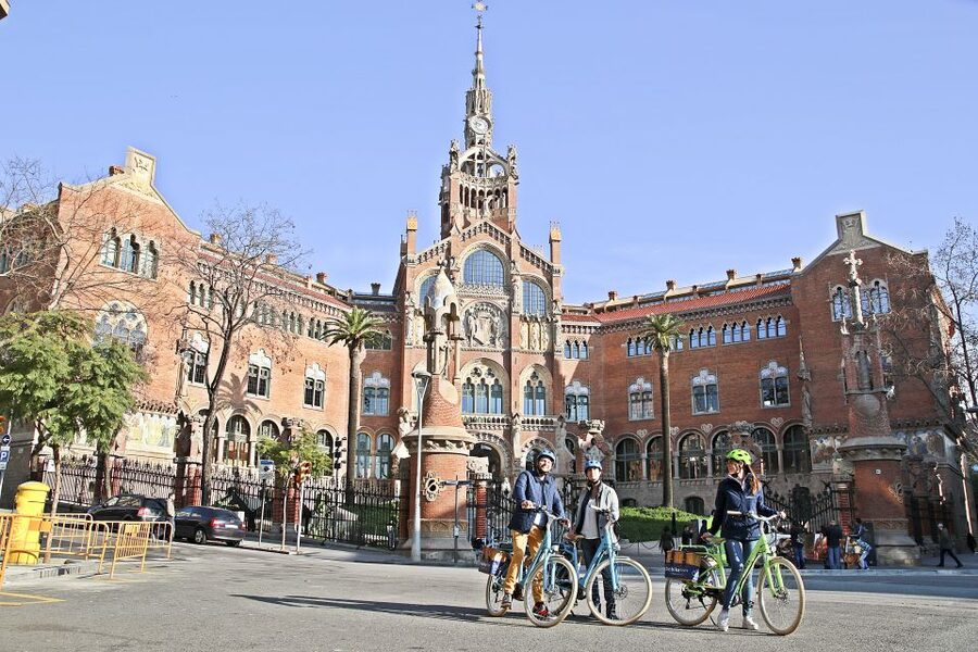 Barcelona: 2.5-Hour Bike or E-Bike Historical Tour - E-Bikes, Helmets, and What the Ride Feels Like
