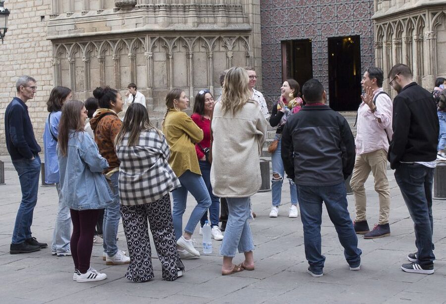 Barcelona: Market, Tasty Tapas/Food and Gothic History Tour - Wine and the porrón: the drink ritual you’ll remember