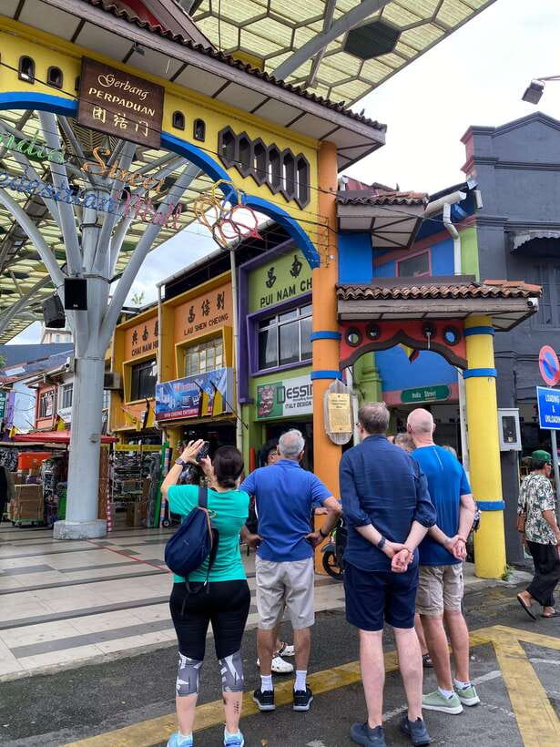 Best of Kuching: Heritage & Kampong Bike Tour - Kubah Ria market and the kampong ride: food, produce, and river-edge life