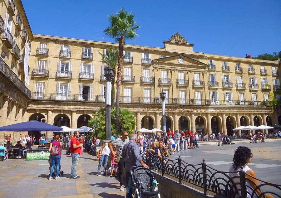 Bilbao Historical Tour in small group - Unamuno Miguel Plaza and Joan Santuen eliza: names you can place on a map
