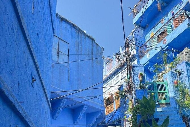 Blue City Heritage Private Walking Tour With Pickup and Drop-Off - Ranisar Padamsar Lakes: fort views and old water stories