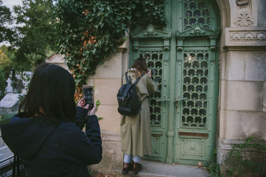 Bucharest: 3-Hour Dark History Tour with a Local - Bellu Cemetery: national monument, plus love stories and darker mysteries