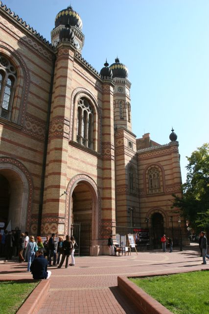 Budapest: Jewish Heritage Guided Tour with Synagogue Ticket - Rumbach Street Synagogue: Moorish Revival in the 4-hour option