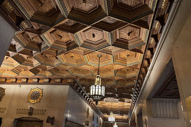 Chicago Architecture and True Crime Tour - The exact flow: Palmer House Hilton to the Loop and then Chase Tower
