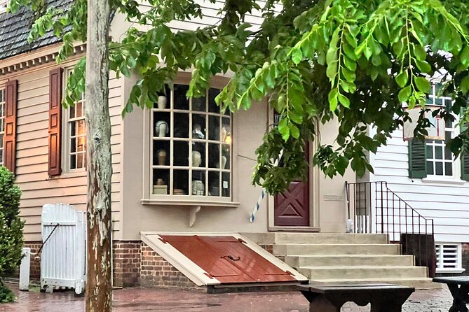 Colonial History Tour in Williamsburg Virginia - Costumed guides who turn civic history into a living conversation