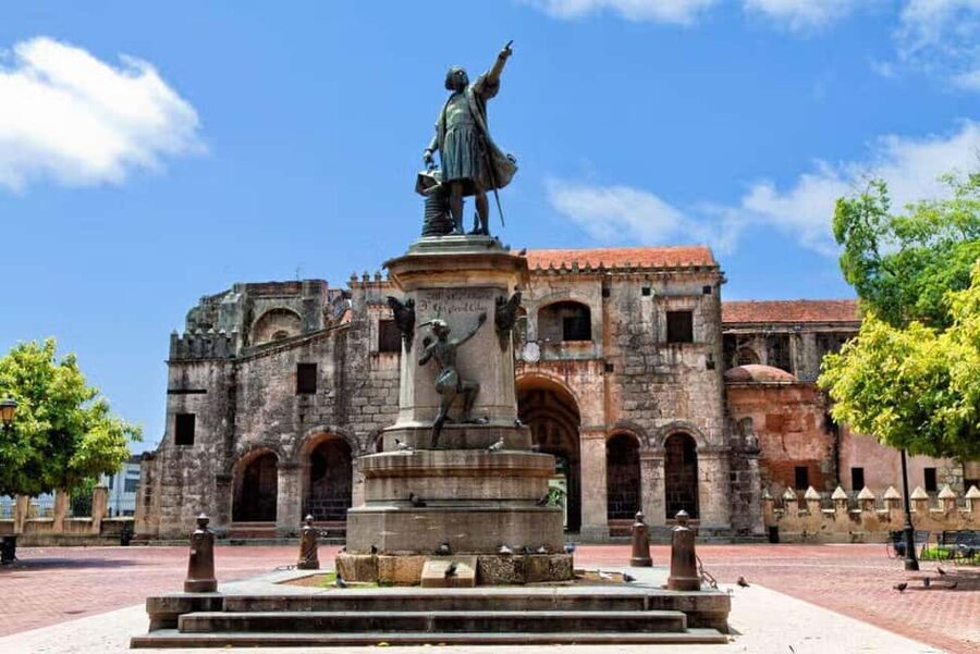Colonial Zone: Historical Tour with a visit to the Columbus Lighthouse and Tres Ojos Park - Getting your bearings: meeting at Plaza España and the Reloj de Sol