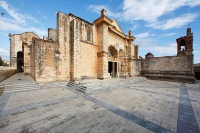 Colonial Zone: Historical Tour with a visit to the Columbus Lighthouse and Tres Ojos Park - Los Tres Ojos caves: cenotes, grottos, and that mineral-color look