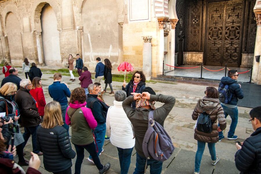 Córdoba: Skip-the-Line Great Mosque-Cathedral History Tour - Entering the Mosque-Cathedral: skip-the-line plus audio receivers