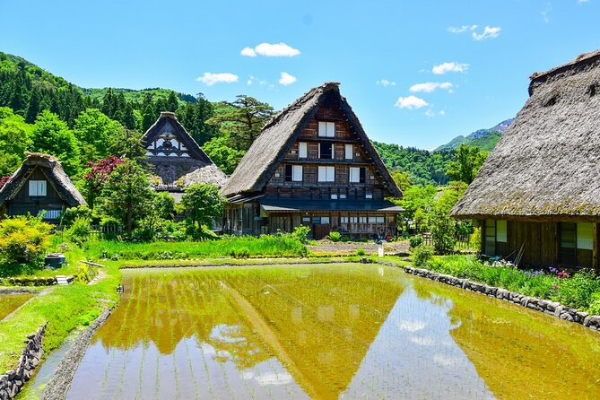 Departing from Takayama [Regular sightseeing bus] World Heritage Sites Shirakawago and Gokayama Ainokura - Minkaen (included): how to make the roofs make sense