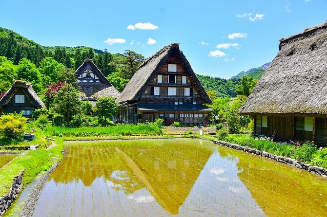 Departing from Takayama [Regular sightseeing bus] World Heritage Sites Shirakawago and Gokayama Ainokura - Timing tips that make or break your day