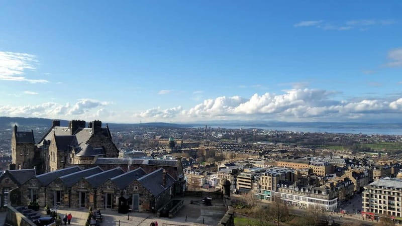 Edinburgh: Edinburgh Castle Guided History Tour with Tickets - Inside Edinburgh Castle: 80 minutes of fortress stories