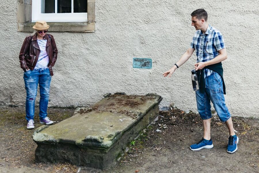 Edinburgh: Old Town and Underground Historical Tour - Hidden Closes and Old Town Stops: Seeing What’s Off the Main Road