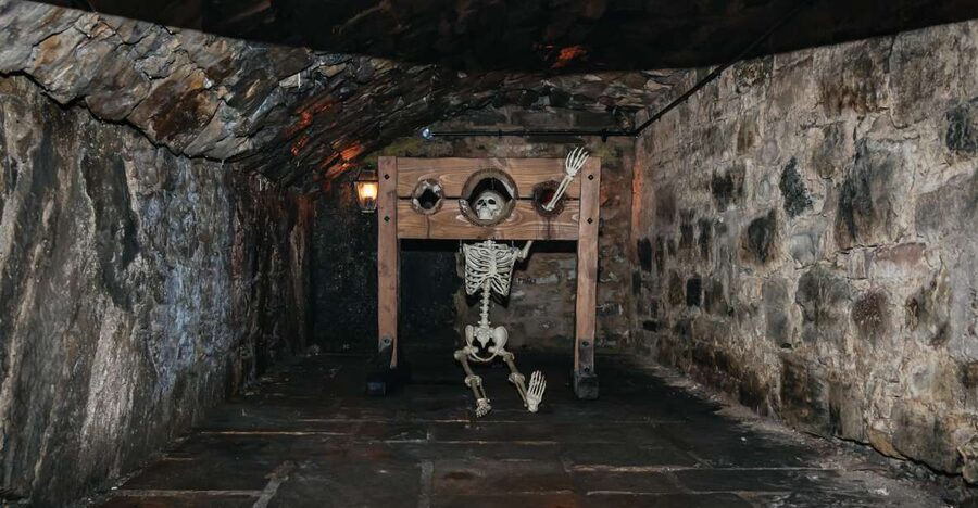 Edinburgh: Old Town and Underground Historical Tour - Dark Edinburgh Stories: Jekyll and Hyde, Burke and Hare, and Scrooge’s Grave