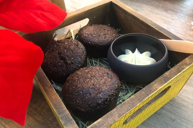 Estonian food, drinks and history tour - Stop 2: Olde Hansa Shoppe Medieval Drinks Tasting