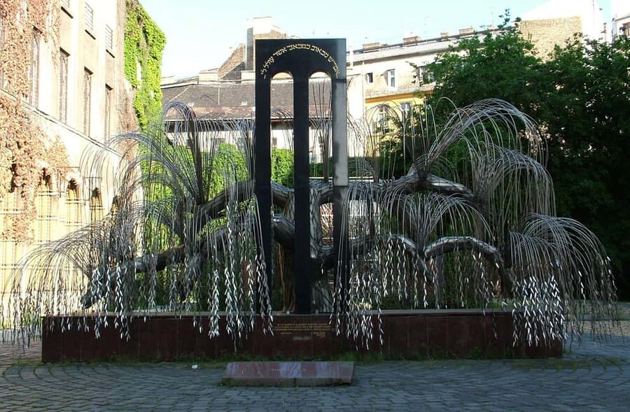 Explore the rich Jewish heritage of Budapest PRIVATE TOUR - Kóser Piac and Babka Deli: where food becomes culture