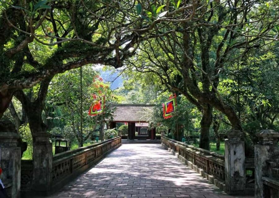 From Hanoi: Trang An eco-tourism - Hoa Lu ancient & Mua Cave - Guides like Cris, Tom, Brian, Tù, and Loi: why it feels organized