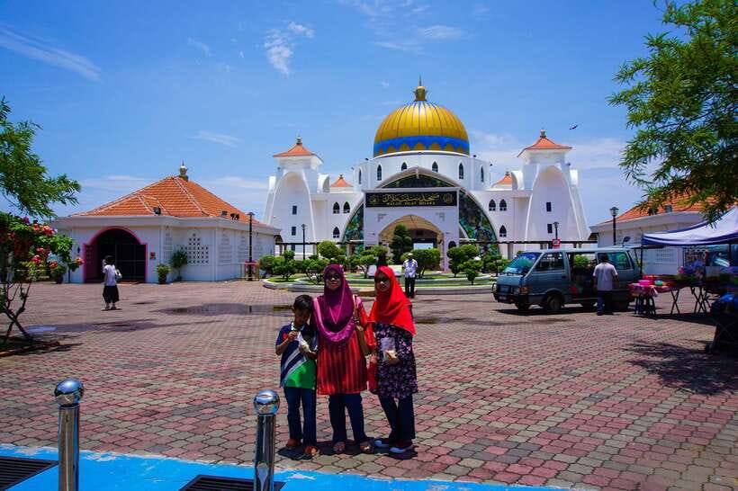 From Kuala Lumpur: Full-Day Historical Tour of Malacca - Jonker Street Chinatown: shopping that tells you how the neighborhood changed