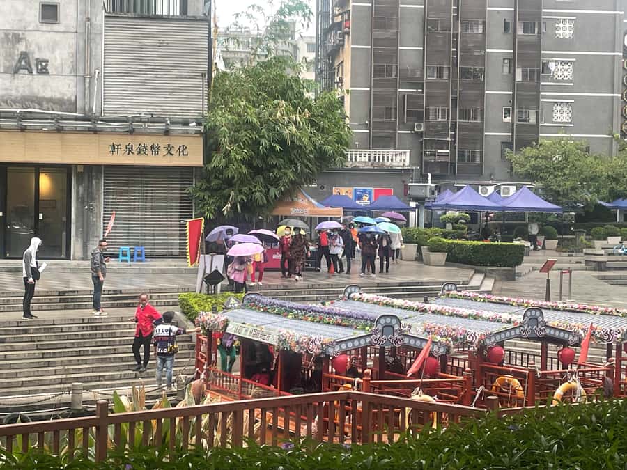 Guangzhou: Walking Tour of Xiguan Ancient Town - Duobao Road and En’ning Road: markets, shops, and snack-street reality