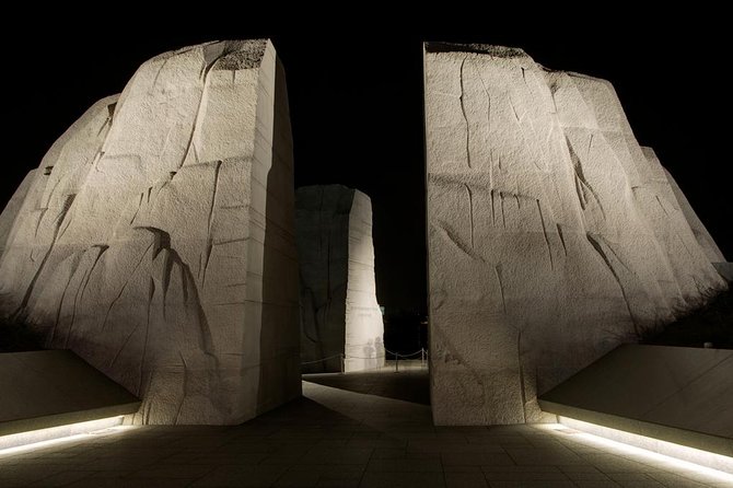 Guided African American History Tour with Reserved Museum Entry - Start at the US Navy Memorial Plaza and get oriented fast