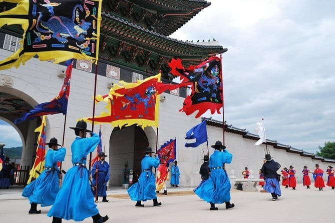 Hanbok Photoshoot and History Tour at Gyeongbokgung Palace - Gyeonghoeru Pavilion: scenic pond-and-mountain vibes for your gallery