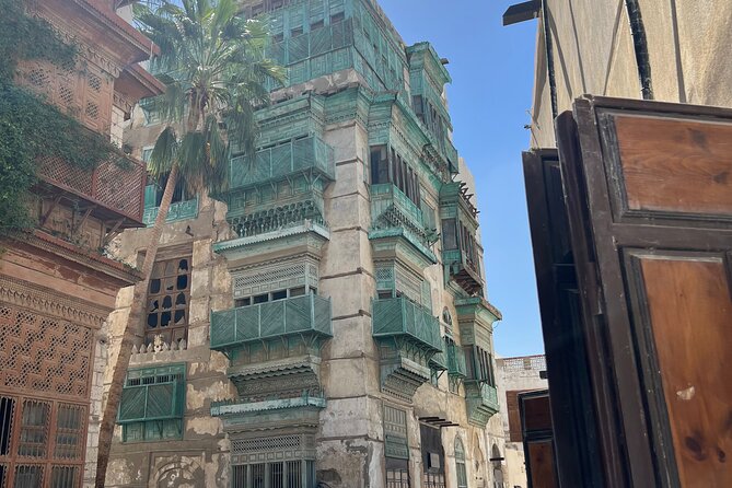 Historical & Heritage Tour in Jeddah Al Balad - Stop 2: Nassif House Museum—700-year flag mast plus a cannon