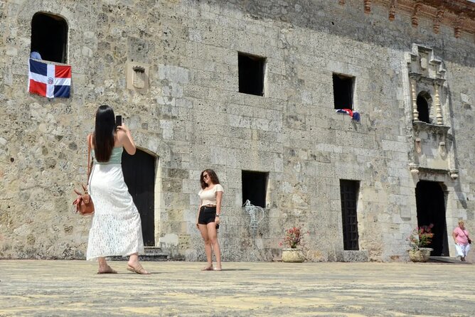 Historical Tour of Santo Domingo and 3 eyes Caves with Lunch - Walking Zona Colonial: cathedral, pantheon, Alcázar de Colón, and more