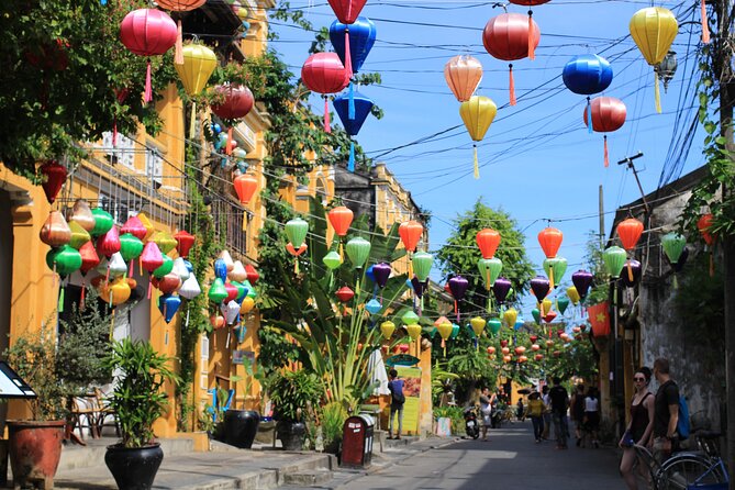 Hoi An Ancient Town - Night Market Street Food Tours By Night - Stop 1: Nguyen Hoang Street Ancient Town Food Walk