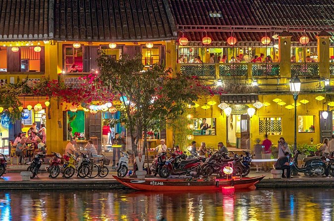 Hoi An Ancient Town - Night Market Street Food Walking Tours - The river boat break: avoiding some of the land crowd squeeze