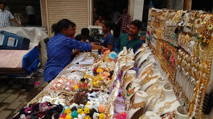 Hyderabad: Heritage Walking Tour of Old City and Charminar - Chowmahalla Palace: chandeliers, carved work, vintage cars, and the durbar hall