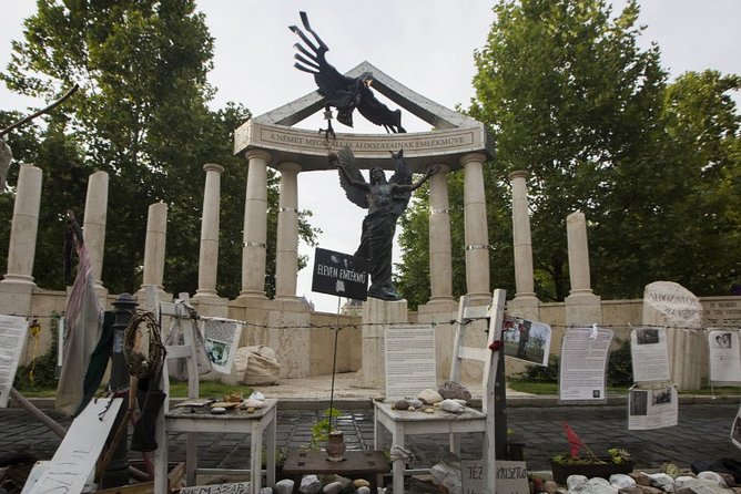 Jewish Heritage / Full tour - Memorial to the Victims of the German Invasion: controversial, and still alive in public debate