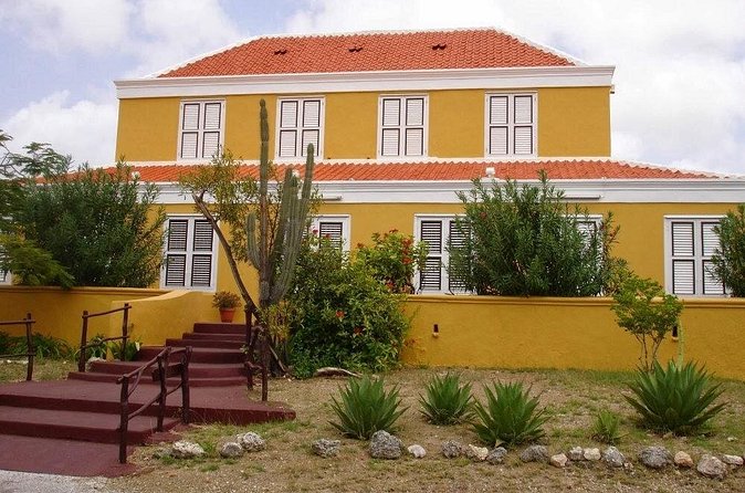 Jewish Heritage of Curacao - Scharloo Drive-Through: Colorful Buildings and the Hard Edges