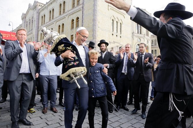 Jewish Heritage Tour in Oslo - Meeting at TigerJernbanetorget and Getting Your Bearings Fast