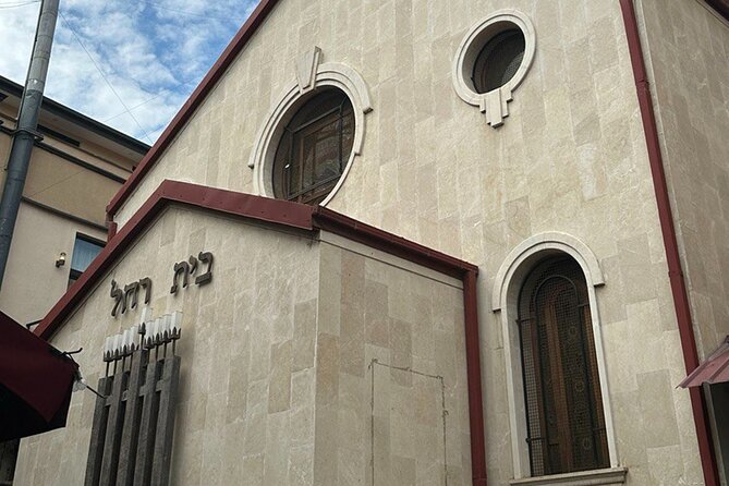 Jewish Heritage Walking Tour with Kosher Wine Tasting - The pacing: short stops, clear structure, easy questions