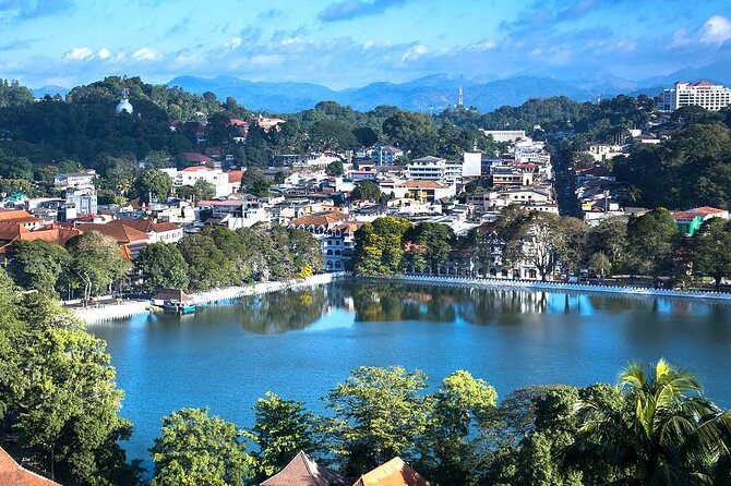 Kandy Heritage City Tour by tuktuk - Asgiriya Maha Viharaya: a historic monastery pause