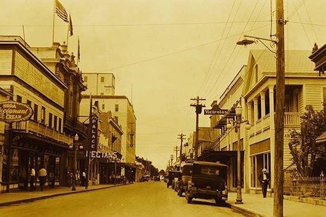 Key West Historic Bahama Village & Hemingway Heritage - What you’ll notice as you walk: architecture, photos, and “why that exists”