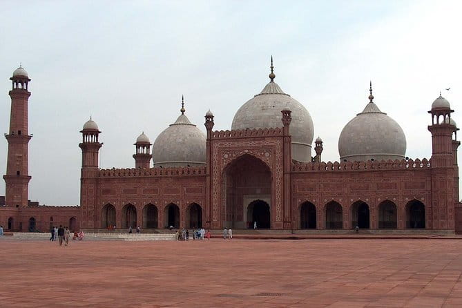 Lahore Heritage in a Day - Wazir Khan Mosque and the Rangeela Rickshaw: visuals plus motion