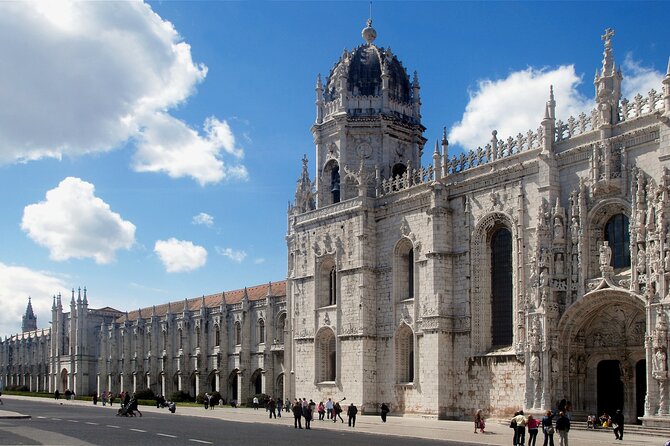 Lisbon at your own pace- Private Guided Historical Tour in Lisbon - Terreiro do Paço and the Portuguese shopping-and-café pocket