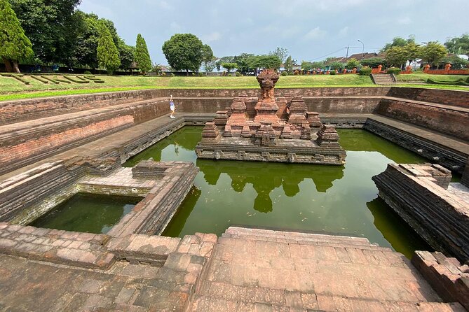 Majapahit Heritage Archaelogy tour via surabaya - Candi Bajangratu: compact, distinctive, and very “photoable”