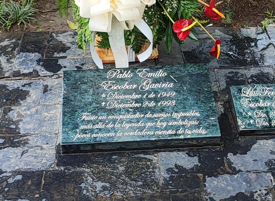 Medellín: Pablo Escobar Historical Tour Complete Experience - How the guide keeps it clear, bilingual, and responsive