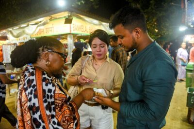 Mumbai Street Food & Bazaar Tour with Local Transport - Girgaon Chowpatty: beach-side street food and snack culture