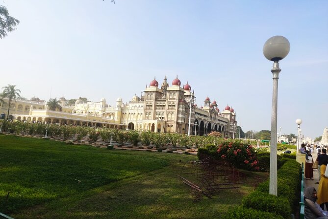 Mysore Palace + Jaganmohana Art Gallery + Devaraja Market = Mysore Heritage Walk - Devaraja Market: a colorful, ticket-free finish