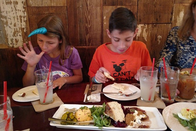 New Orleans Weekend Garden District Food and History Tour - Lunch That Feels Local: The Tasting Stops Rhythm