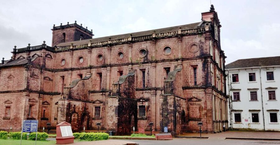 Old Goa: Walking Tour of Heritage Churches - Meeting at Viceroys Arch and pacing a 2.5-hour walk
