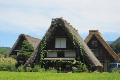 [One-day bus tour departing from Kanazawa Station] Shirakawa-go and Gokayama - Two World Heritage Villages Enjoyable Bus Tour - Stop 1: Michi-no-Eki Shirakawago roadside station (short, useful, not rushed)
