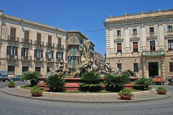 Ortigia: Syracuse's Ancient Town Center Private Walking Tour - Piazza Duomo: the cathedral square and its big names