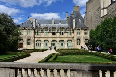 Paris Medieval Heart: Walking Tour in Ancient Marais - Small-group guiding: what you’re really paying for