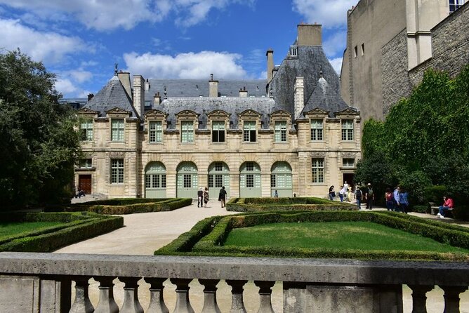 Paris Medieval Heart: Walking Tour in Ancient Marais - Small-group guiding: what you’re really paying for
